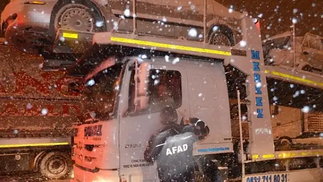 Kar ve tipiden kapanan Balıkesir-Susurluk kara yolunu açma çalışmaları sürüyor