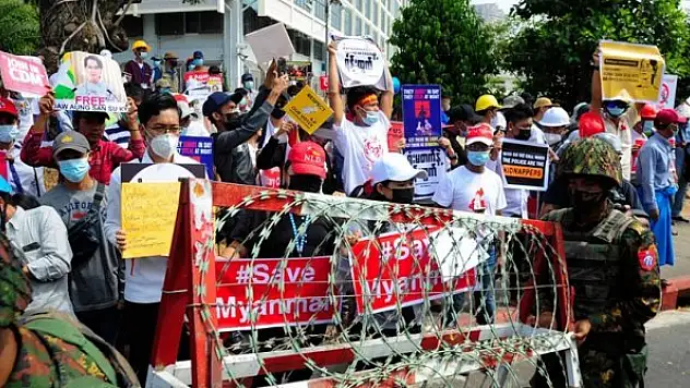 Myanmar'da protestolar internet erişimi yasaklarına rağmen sürüyor