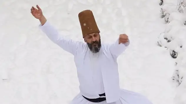 Kar üstünde sema gösterisi ilgi topladı