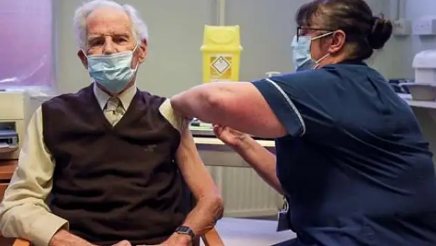 İngiltere'de aşı sayesinde can kayıpları azalıyor