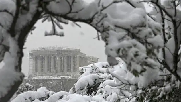 Yunanistan'da son 12 yılın en sert kışı: 4 kişi öldü, 250 bin kişi karanlıkta