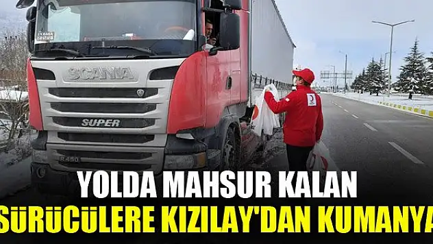 Yolda mahsur kalan araç sürücülerine Kızılay'dan kumanya