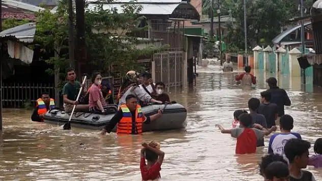 Endonezya'da sel: 1380 kişi yerinden oldu