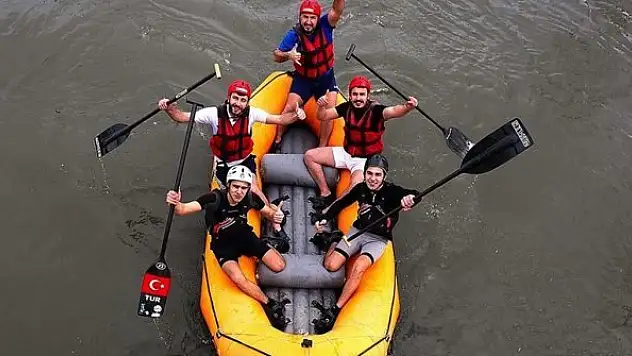 Dondurucu soğukta kürek çekerek şampiyonaya hazırlanıyorlar