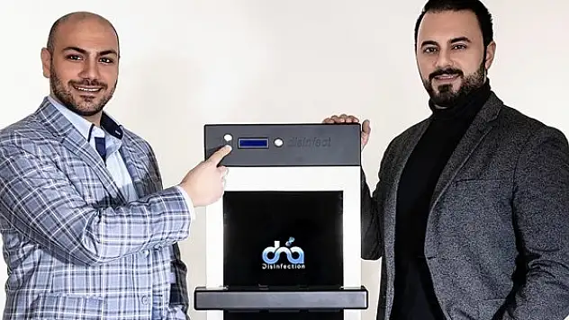 Almanya'da Türk gençleri dokunmatik ekranlarda koronavirüsü yok eden cihaz geliştirdi