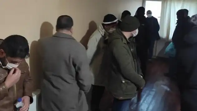 Kiralık eve kumar baskını: 15 kişiye para cezası