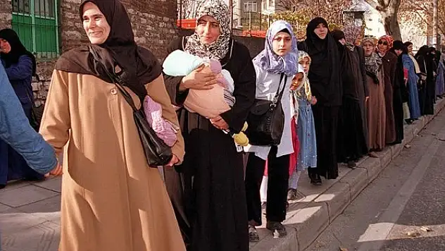 'El ele insan zinciri' 28 Şubat'a karşı duruşu ülke geneline yaydı