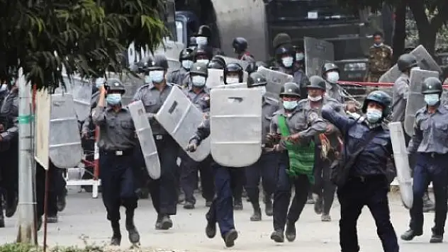 Myanmar'da protestolarda hayatını kaybedenlerin sayısı 7'ye yükseldi