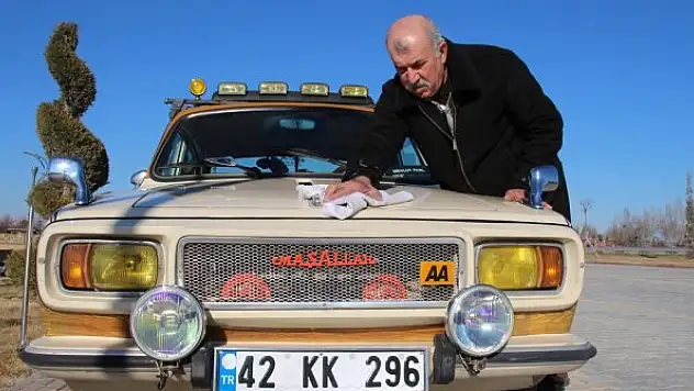 Evladı gibi gördüğü Anadol otomobiline gözü gibi bakıyor
