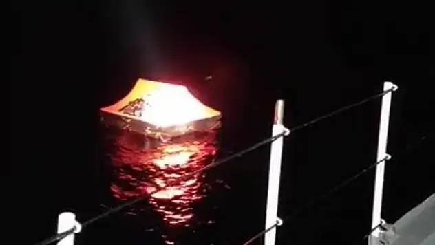 Yunanistan Midilli'deki 13 kişilik Afgan aileyi zorla bota bindirip Türkiye'ye geri itti