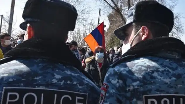Erivan'da protestocular hükümet binasına girdi