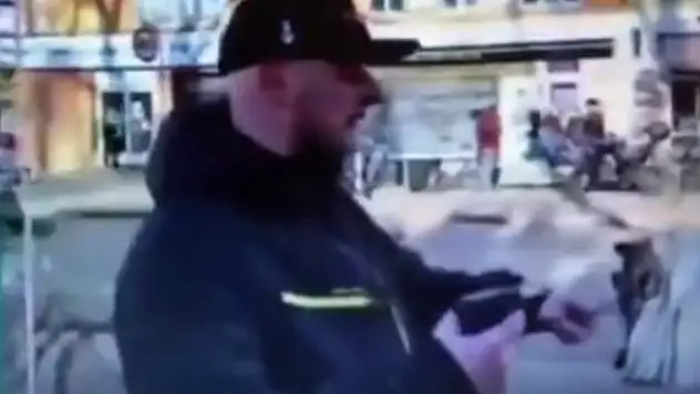 Kur'an-ı Kerim'i yakmaya çalıştı dayak yedi