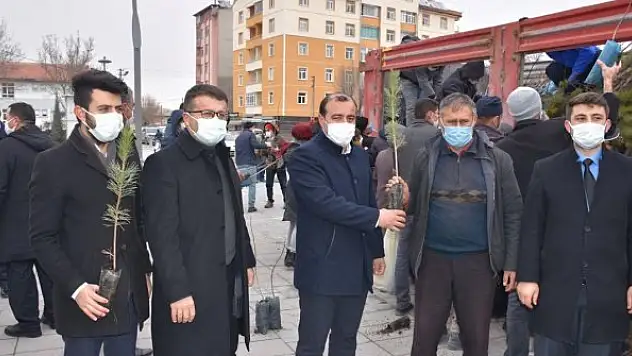 AK Parti Karapınar'da 6 bin fidan dağıttı