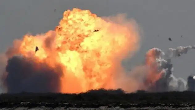SpaceX'in aracı Starship, inişten sonra patladı