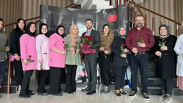 Sector Tarım'ın kadınlarına çiçek dağıtıldı