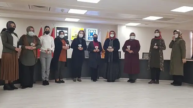 BEM-BİR-SEN'li kadınlar çiçek dağıttı