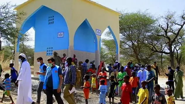 Öğrencilerden  Afrika'ya 'can suyu'