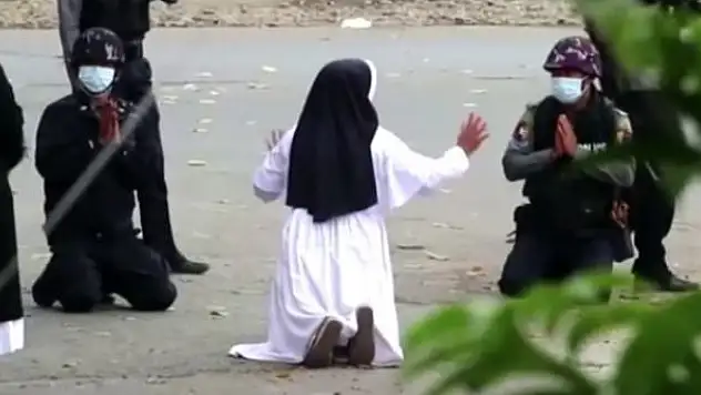 Myanmarlı rahibe, polise yalvardı: Çocukları vurmayın