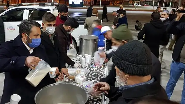AK Parti'den kandil programı sonrası süt ikramı