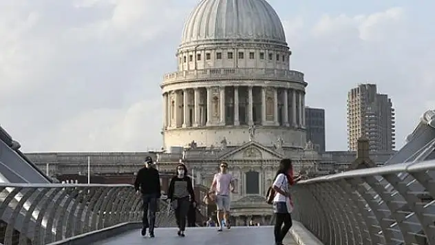 İngiltere'de COVID-19'dan 190 kişi daha öldü