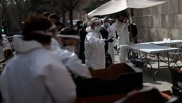 Dünya ekonomisi salgının birinci yılında yaralarını sarmaya çalışıyor