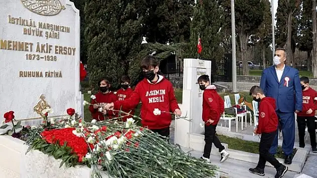 Milli şair Mehmet Akif Ersoy, kabri başında anıldı
