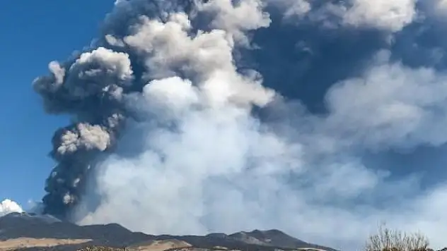 Etna yanardağı yeniden harekete geçti