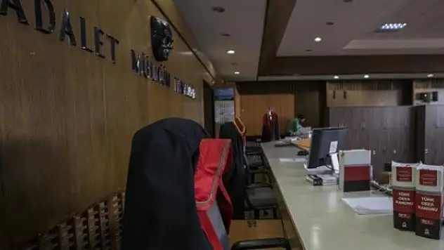 Eşinin kartına el koyan koca tazminat ödeyecek