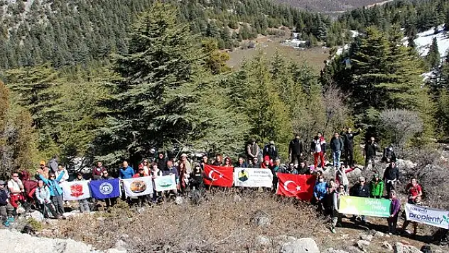 Beyşehir'de doğaseverler kar yürüyüşü şenliğine katıldı