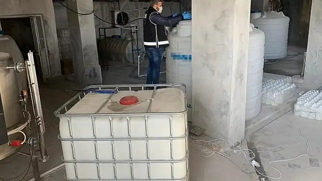 İstanbul'da 5 bin 195 litre etil alkol ele geçirildi