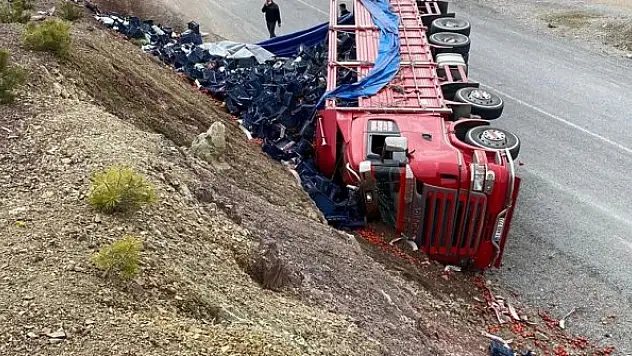 Konya'da devrilen kamyondaki 2 kişi yaralandı
