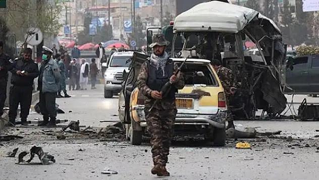 Kabil'de personel taşıyan araca bombalı saldırı: 15 yaralı