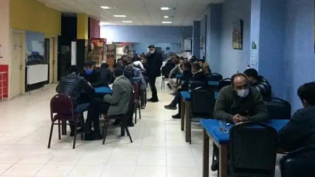 Mühürlenen iş yerinde kumar oynayan 58 kişiye para cezası