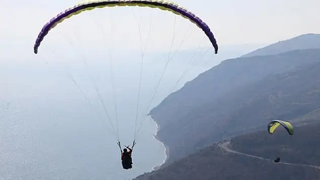Gökyüzü tutkunları salgının stresini Tekirdağ semalarında yamaç paraşütüyle atıyor