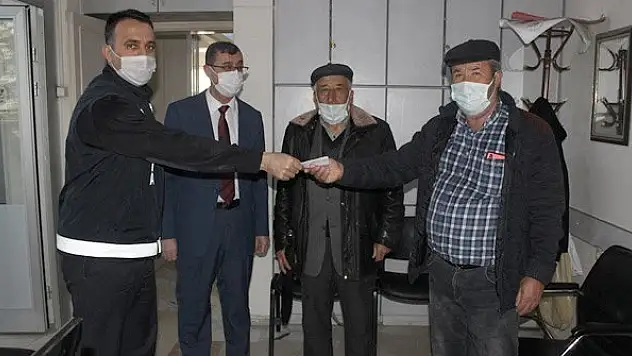 Yolda bulduğu parayı sahibine teslim etti