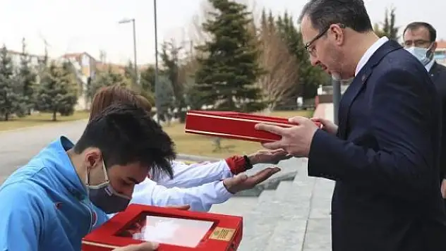 Milli atletlerden Bakan Kasapoğlu'na Türk bayrağı