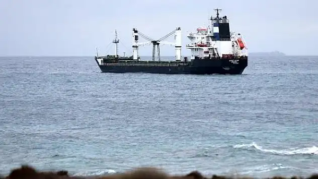 Bozcaada açıklarında karaya oturan gemi için kurtarma çalışması