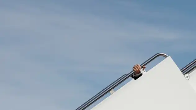 Biden uçağa binerken 3 kez düştü