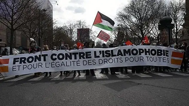 Fransa'da Müslümanları hedef alan yasa tasarısı protesto edildi