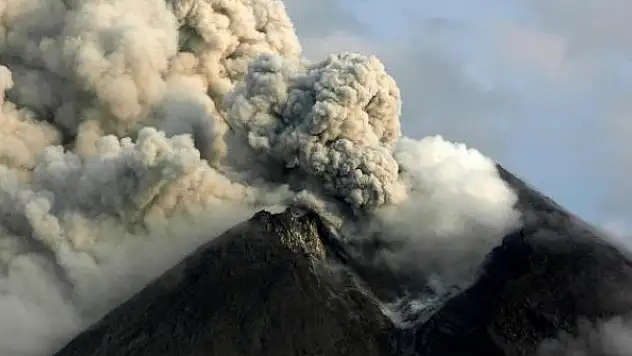 Merapi Yanardağı'nda patlama: Turuncu alarm verildi