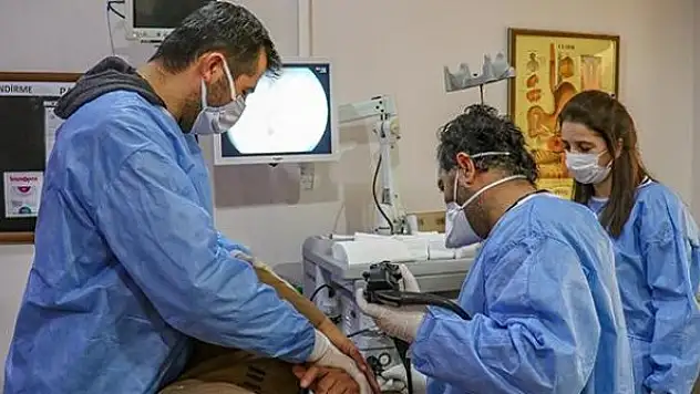 Çorba içerken yuttuğu iğne endoskopi ile çıkarıldı