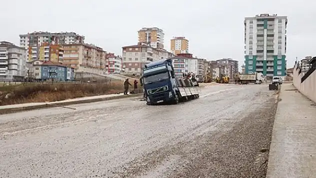 Tırın tekerleri çöken yola gömüldü