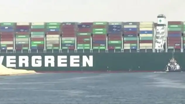 Dev kargo gemisi Süveyş Kanalı'nda karaya oturdu