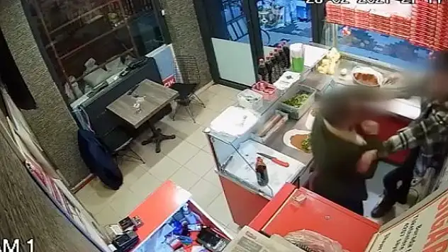 Çalışana çiğ köfte dürüm fırlatan saldırgan 'silahla yaralama'dan yargılanacak