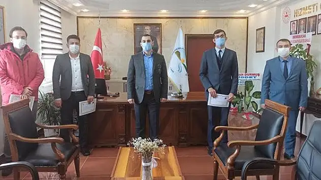 Derebucak'ta bazı öğretmenlere başarı belgesi verildi