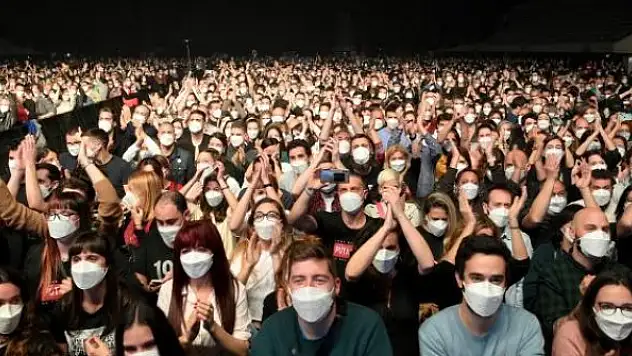 5 bin kişinin katıldığı sosyal mesafesiz konser