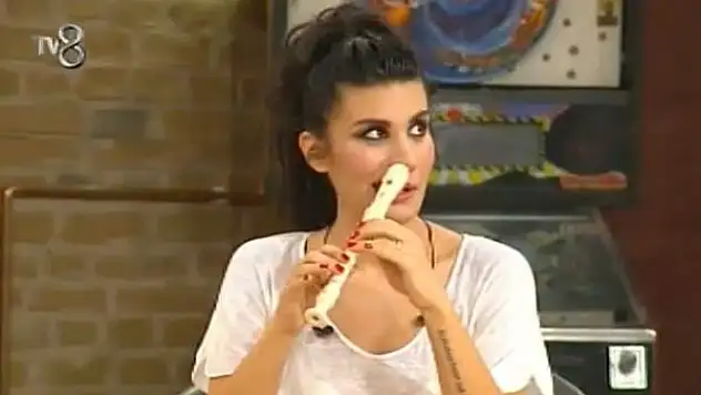 İrem Derici burnuyla flüt çaldı