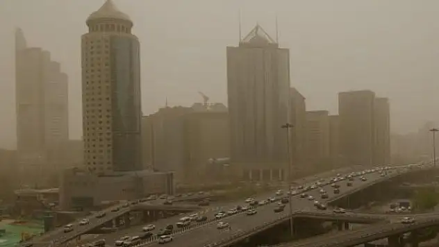 Çin'in başkenti Pekin, yine kum fırtınasının etkisinde