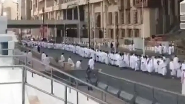 Kabe önünde uzun kuyruk oluştu