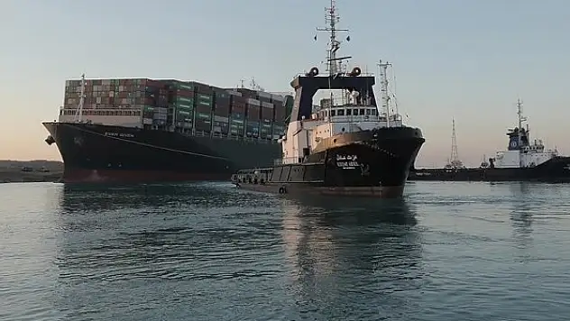 Süveyş Kanalı'nda gemi geçişleri normal seyrediyor